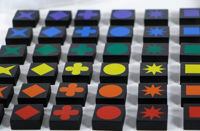 foto van het leuke spel voor dementerenden Qwirkle (zie ook video)