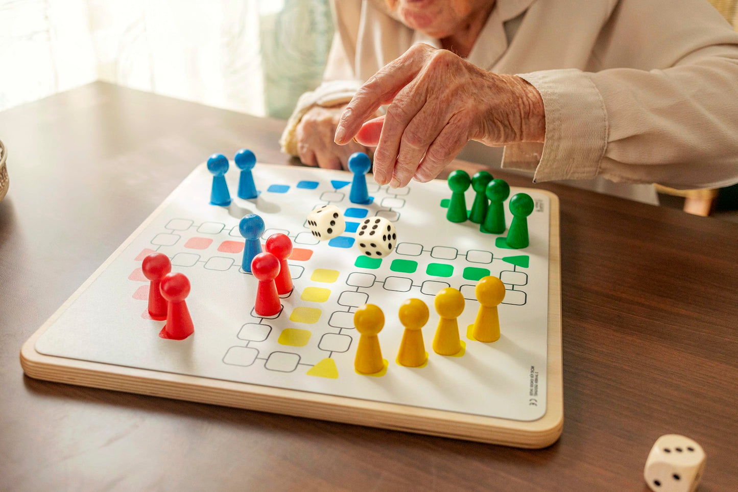 Wie ergert zich! – Ludo Magneetversie XL, een groot bordspel dat interactie en activering bevordert voor senioren en dementie.