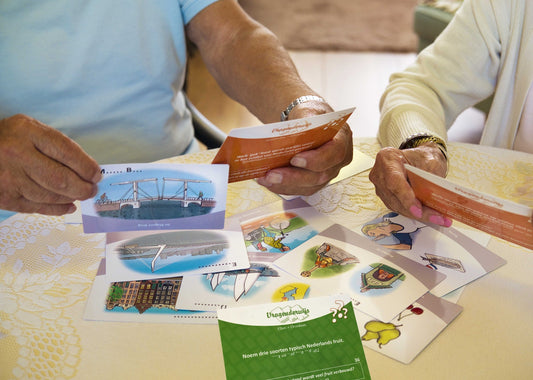 Vragenderwijs Holland Deel 1 – Geheugenspel met Nederlandse thema’s, stimuleert interactie en geheugen voor senioren.