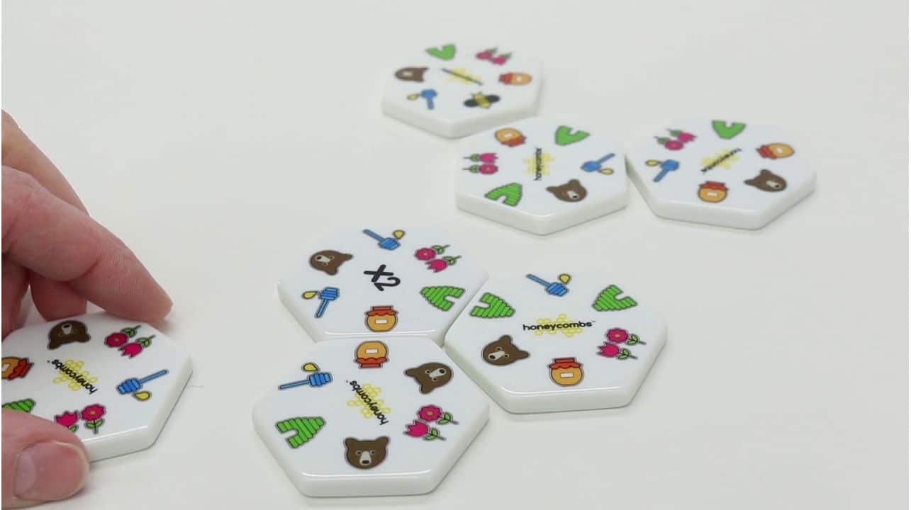 Honeycombs – Tactisch legspel met zeshoekige stenen dat geheugen en strategie stimuleert voor senioren.