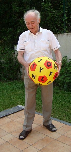 foto van het leuke spel voor dementerenden Speelbal alfabet