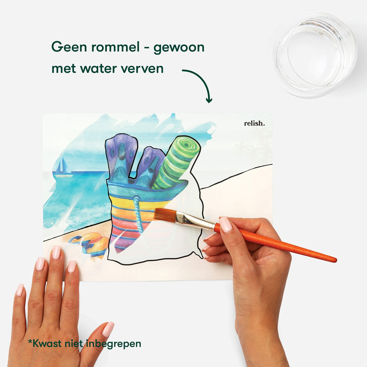 Foto van persoon met dementie die een mooi aquapaint maakt door water over de afbeelding te kwasten. op de foto is met tekst aangeven dat het geen rommel geeft en gewoon met water werkt